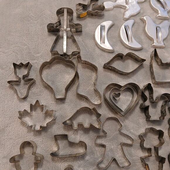 Lot of 45 Aluminum Metal Misc. Sizes & Shapes Cookie Cutters 7 with Handles - Picture 3 of 11
